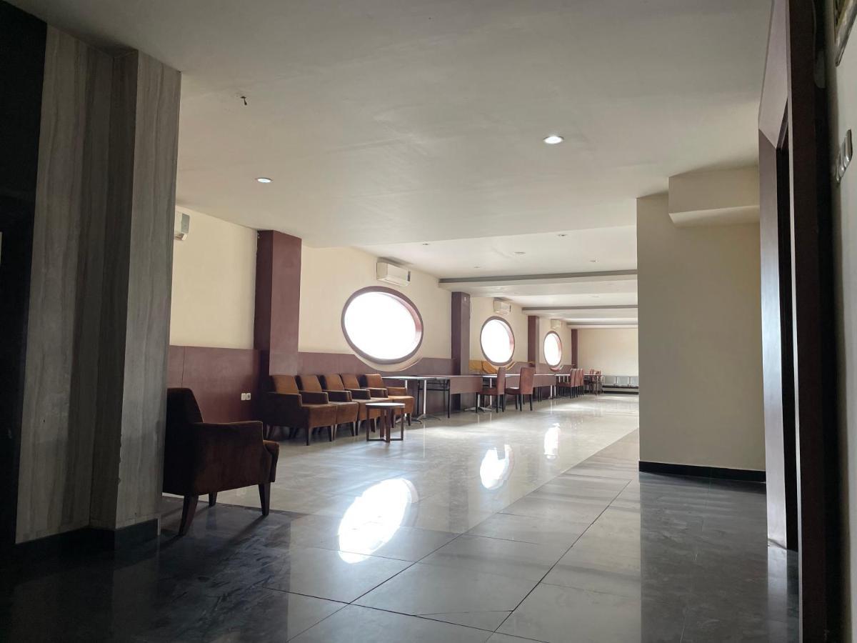 Collection O 1279 Hotel Grand Celino Makassar Exterior photo