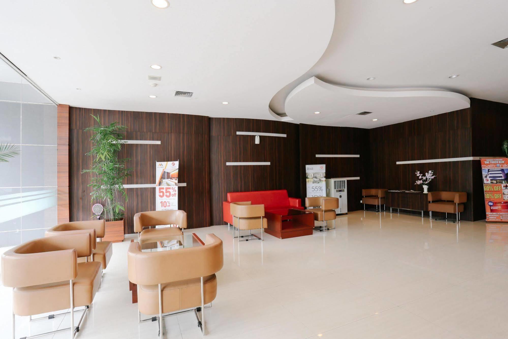 Collection O 1279 Hotel Grand Celino Makassar Exterior photo