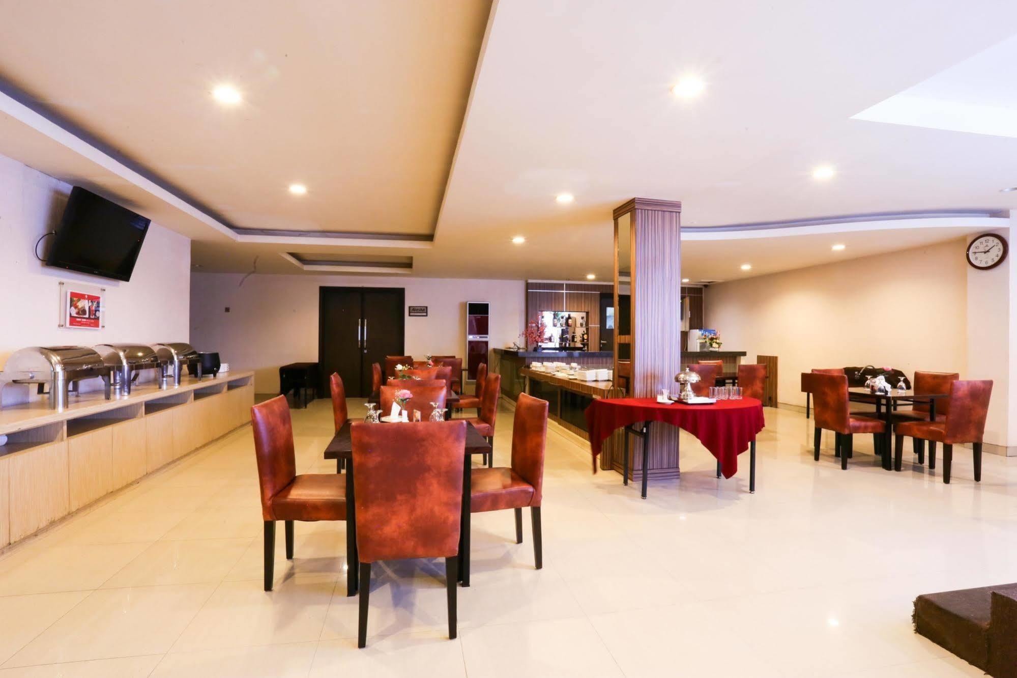 Collection O 1279 Hotel Grand Celino Makassar Exterior photo