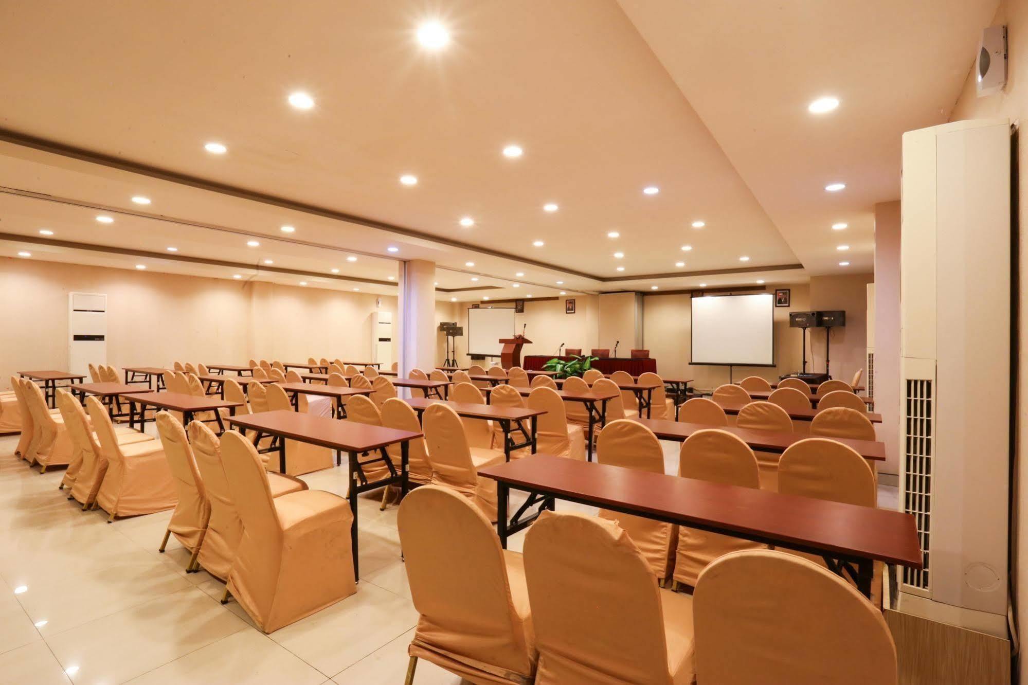 Collection O 1279 Hotel Grand Celino Makassar Exterior photo