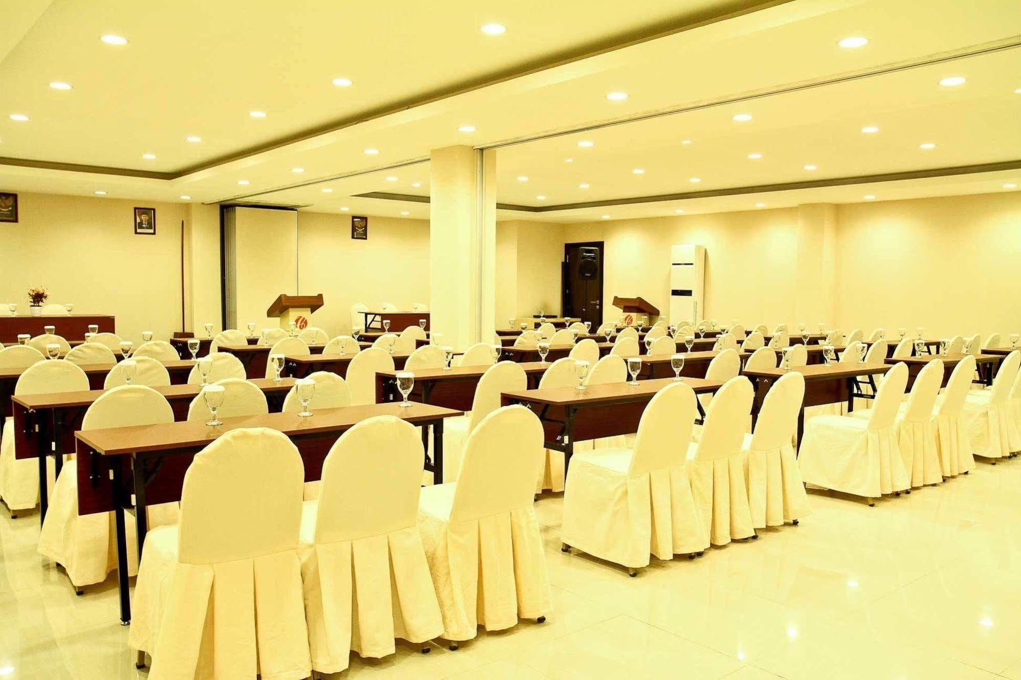 Collection O 1279 Hotel Grand Celino Makassar Exterior photo
