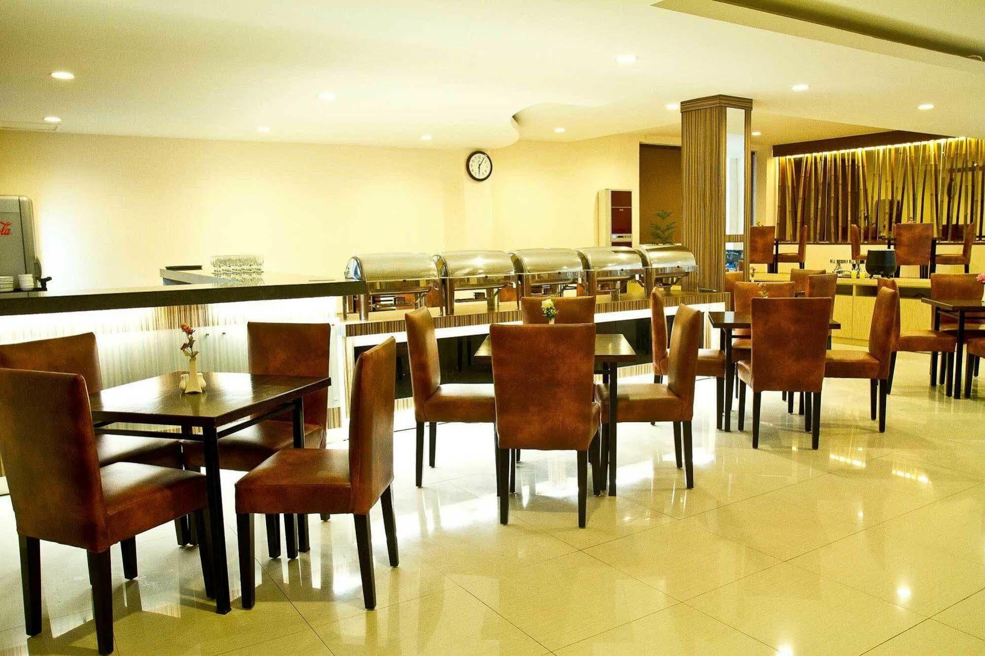 Collection O 1279 Hotel Grand Celino Makassar Exterior photo